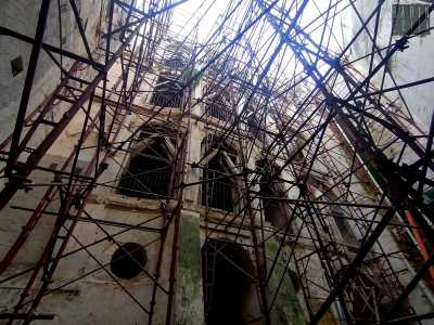 ...si mostra a noi in tutta la sua imponenza. Lo vediamo coperto da un vero e proprio �shanghai� di impalcature che occupano l�intero cortile e che, alzando lo sguardo, ci sembra non finire mai